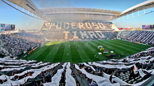 Arena Corinthians lotadasite de apostas onlinetorcedores do time, cuja torcida forma a palavra 'poderoso timão'