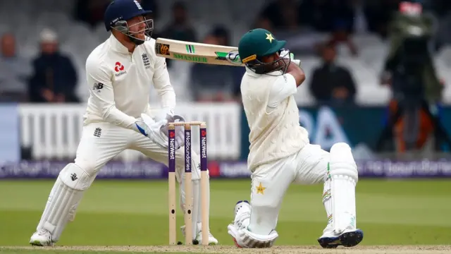 اسد شفیق نے چھ چوکوں اور ایک چھکے کی مدد سے 59 رنز کی اننگز کھیلی اور بین سٹوکس کی گیند پر دوسری سلپ میں کیچ آؤٹ ہوئے۔