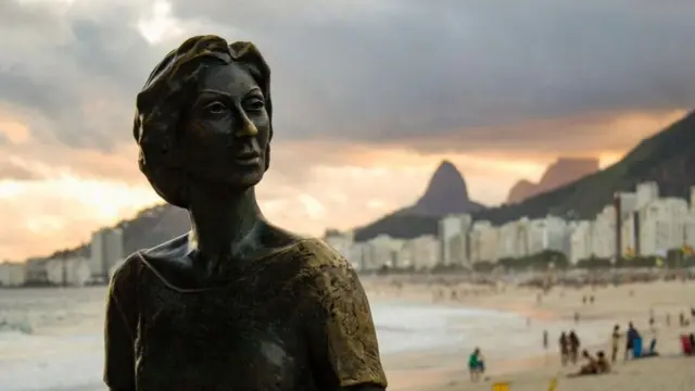 أقيم تمثال للكاتبة البرازيلية كلاريسي ليسبكتور على شاطئ مدينة ريو تكريما لإنجازاتها الأدبية