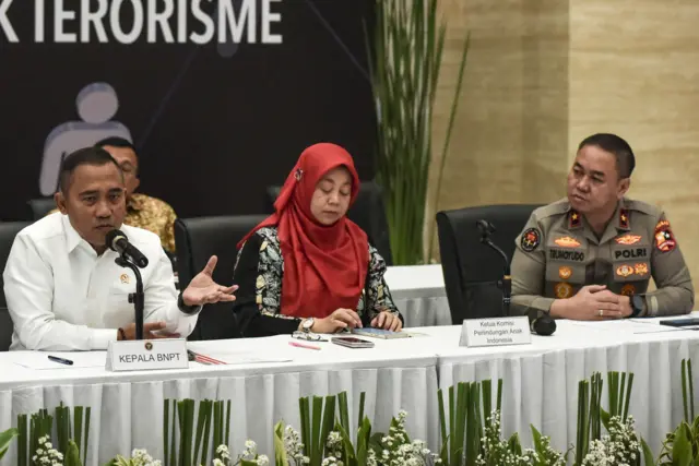 Kepala BNPT Komjen Pol. Eddy Hartono (kiri) bersama Kepala Biro Penerangan Masyarakat (Karopenmas) Divisi Humas Polri Brigjen Pol. Trunoyudo Wisnu Andiko (kanan) dan Ketua Komisi Perlindungan Anak Indonesia Margaret Aliyatul Maimunah (tengah) menyampaikan keterangan terkait penanganan rekrutmen secara online terhadap anak-anak oleh kelompok terorisme dalam konferensi pers di Bareskrim Polri, Jakarta Selatan, Selasa (18/11).