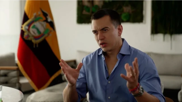 Noboa gesticulando durante entrevistalampionsbet paga mesmosala, com bandeira do Equador atrás