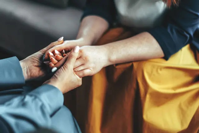 අත් අල්ලා ගෙන සිටින තරුණියක් දෙදෙනෙක්