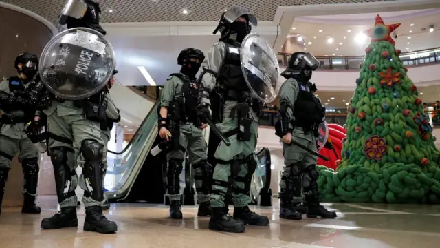 多个商场有防暴警察戒备。