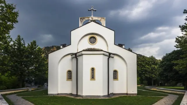 Каплиця Святої Параскеви, біля якої похована Баба Ванга. Каплиця знаходиться у селі Рупіте, неподалік від якого жила у містечку Петрич Баба Ванга