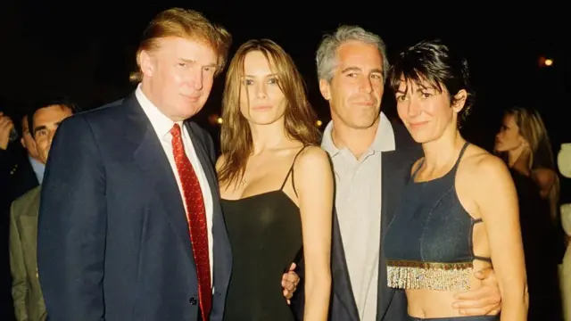 O então incorporador imobiliário americano Donald Trump e sua namorada (e futura esposa), a ex-modelo Melania Knauss, o financista (e futuro delinquente sexual condenado) Jeffrey Epstein e a socialite britânica Ghislaine Maxwell posam juntos no clube Mar-a-Lago, em Palm Beach, na Flórida, no dia 12 de fevereiro de 2000