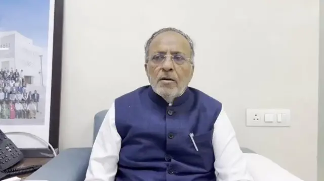 અમરેલી-ભાવનગરમાં ચાર દિવસમાં ત્રણ લોકોનાં મૃત્યુ બાદ પાંચ સિંહોને પાંજરે પુરાયા, હવે આ સિંહોનું શું થશે? ગુજરાત બીબીસી ગુજરાતી ન્યૂઝ ગુજરાત સમાચાર ગીર