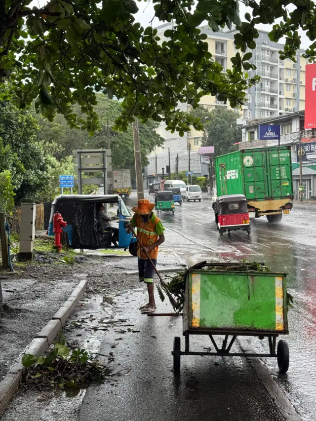 පීඩන අවපාතය බංග්ලාදේශය වෙත ගමන් කළ ද ශ්‍රී ලංකාවට තවදුරටත් ඉන් වක්‍ර බලපෑම් පවතින බව කාලගුණ විද්‍යා දෙපාර්තමේන්තුවේ අධ්‍යක්ෂ ජනරාල් අතුල කරුණානායක පැවසීය.