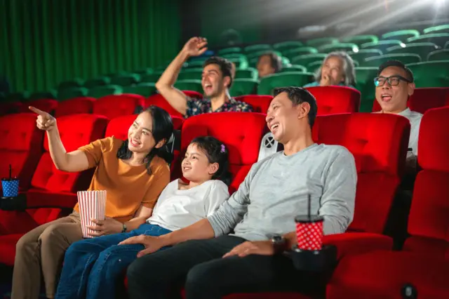 Sebuah keluarga sedang asik menonton bioskop