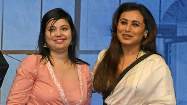 Sagarika Chakraborty (bidix) iyo Rani Mukherji (midig)