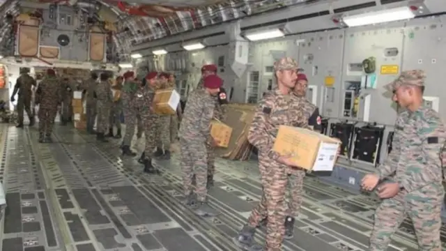 मदत पुरवणारे जवान