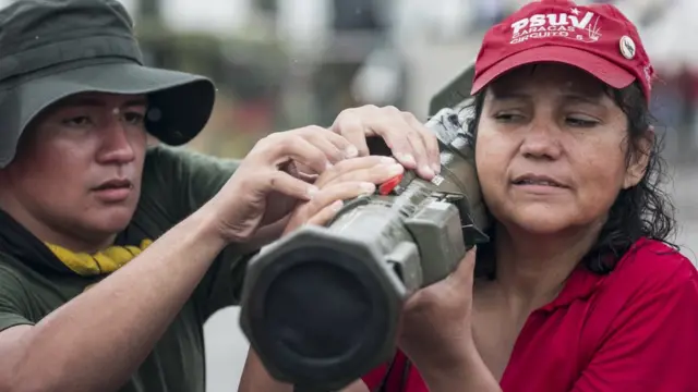 женщина с противоракетной установкой и военный