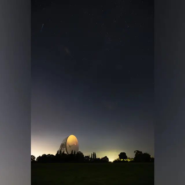 İngiltere'nin Cheshire bölgesinde bir meteor Jodrell Bank radyo teleskobunun üzerinden geçerken.