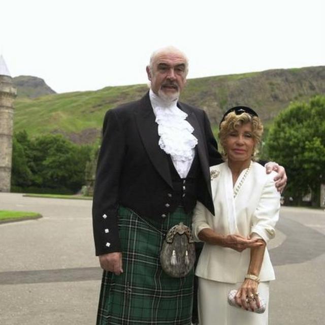 Sean Connery chegando ao Holyrood Palace, em Edimburgo, com a esposa Micheline
