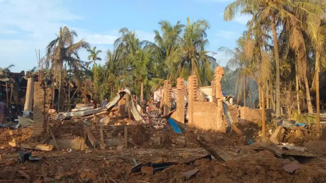 မေကံကောင်း အချိန် ၁၂ နာရီကြာ ပိတ်မိနေတဲ့ လေကြောင်းဗုံးဒဏ်သင့် နေအိမ်