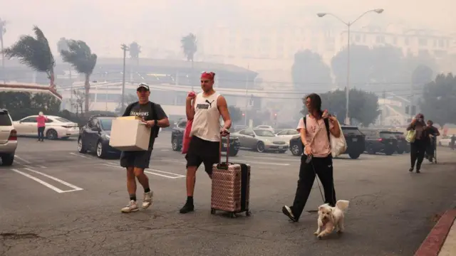 லாஸ் ஏஞ்சலிஸ் காட்டுத் தீ: வீடுகளை இழந்த பொதுமக்கள் - புகைப்படத் தொகுப்பு