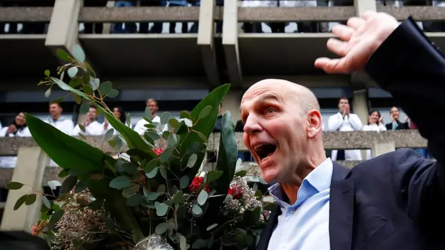 Бенджамин Лист празднует присуждение Нобелевской премии