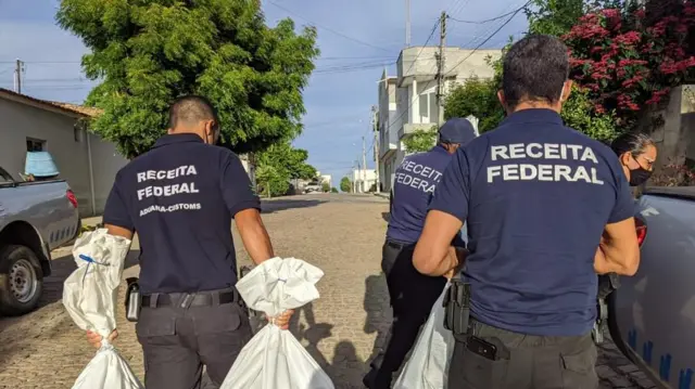 Servidores da Receita Federal durante operação