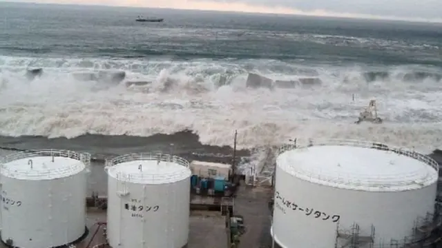 2011-жылы мартта Жапониянын Чыгыш жээктеринде 9 баллга жеткен жер титирөө катталган. Саналуу минуталардан кийин жээктеги шаарларды цунами каптады. Көп өтпөй "Фукусима-1" АЭСинде өзөктүк катастрофа болуп, дүйнөдөгү эң үрөй учурган кырсык катары таанылган