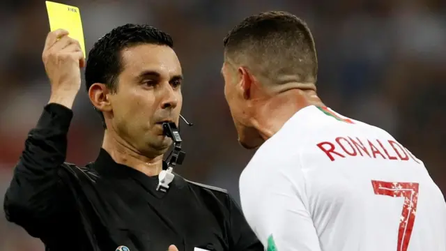 Le sacan tarjeta amarilla a Cristiano Ronaldo.
