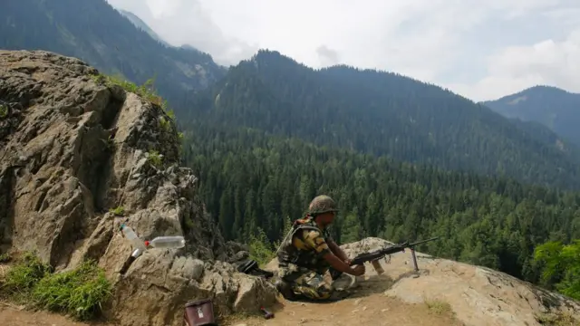 时至今日，印巴在克什米尔停火线附近仍时有武装冲突。图为印军士兵