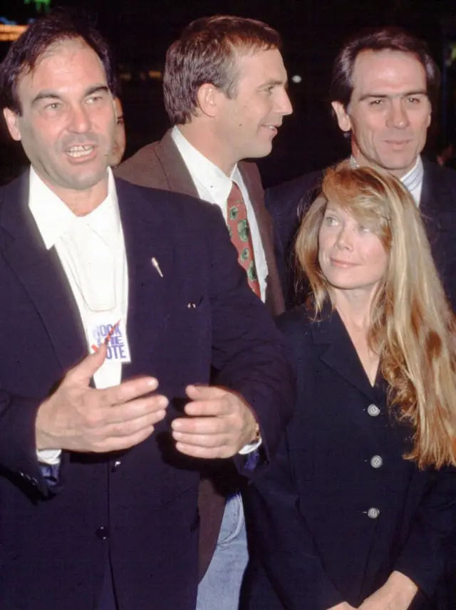 Оливер Стоун и актеры Кевин Костнер, Сисси Спейсек и Томми Ли Джонс на премьере фильма "Джон Кеннеди. Выстрелы в Далласе". Лос-Анджелес, 17 декабря 1991 г.