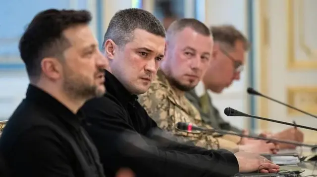 Федоров сидит за столом рядом с Владимиром Зеленским