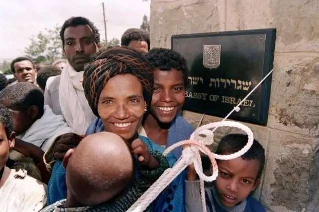 لاجئون يهود إثيوبيون يبحثون عن مأوى في السفارة الإسرائيلية في أديس أبابا في 25 مايو 1991 بعد مغادرة آخر طائرة في الجسر الجوي الكبير الذي نقل ما يصل إلى 18 ألف يهودي أثيوبي إلى إسرائيل