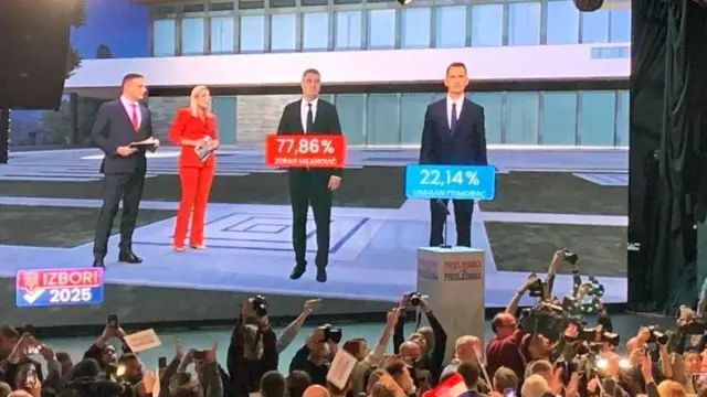 Prikaz prvih izlaznih anketa na velikom ekranu u štabu Zorana Milanovića