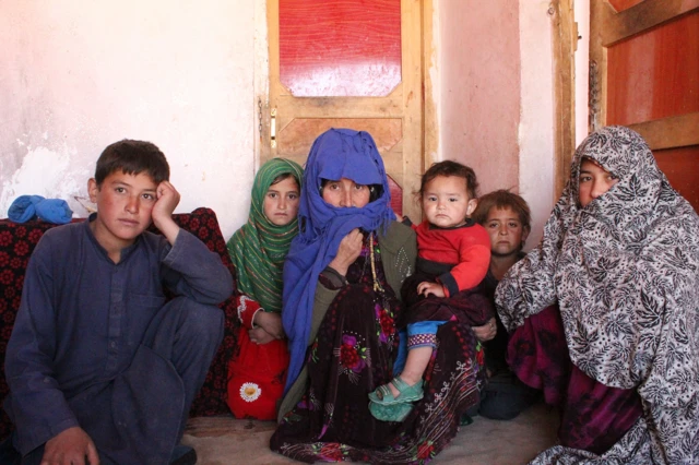 Matar Abdul Hamid tare da 'yayanta a Ghor