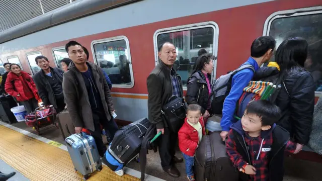 福州火车站旅客排队登车（中新社图片13/1/2017）