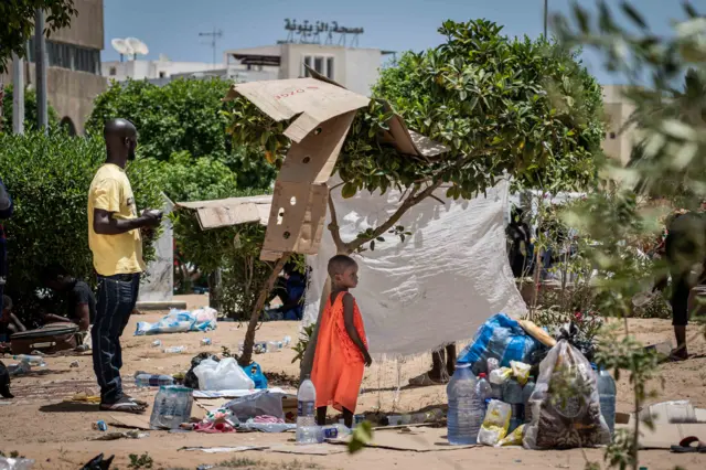 Tunus Cumhurbaşkanı Kais Saied ise Cumartesi günü yaptığı açıklamada göçmenlere kötü muamele iddialarını reddetti.