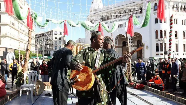 ኣብዚ ቅንያት የናየር ብሰልፍታት፡ ኮንሰርታትን ካርኒቫላትን ይጽምበል