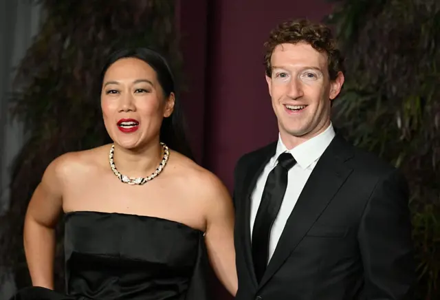 El fundador de Facebook, Mark Zuckerberg, y su esposa