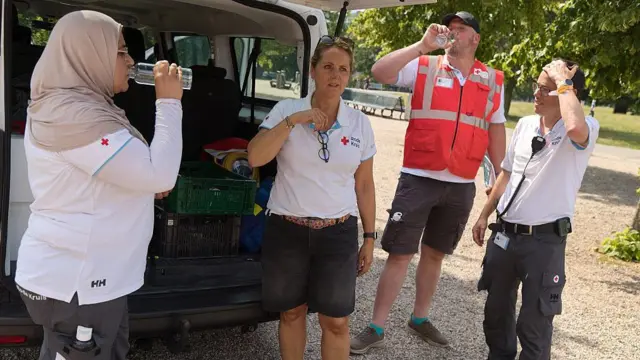 Волонтеры Красного Креста раздают воду и оказывают помощь бездомным и уязвимым людям на улице во время действия «красного» уровня опасности из-за жары 26 июня 2026 года в Гааге, Нидерланды

