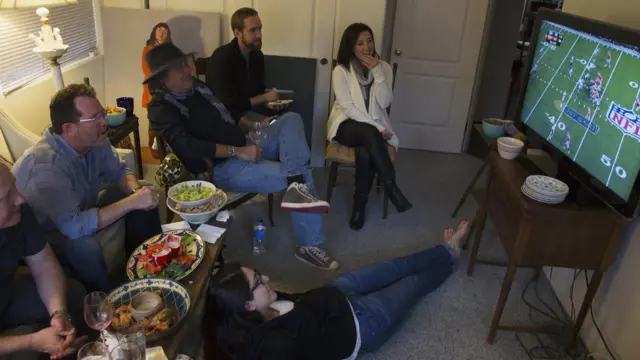 Personas asisten a un partido de NFL.