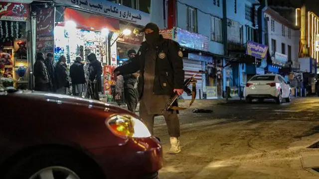 نیروهای طالبان در محل انفجار