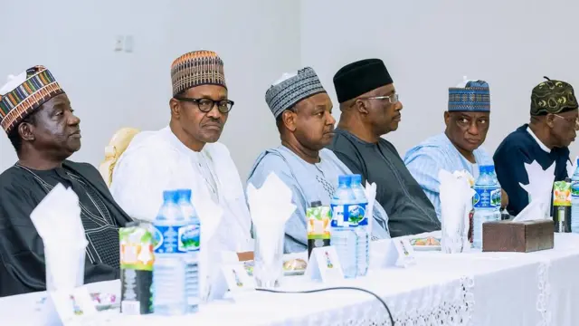 Shugaba Buhari a lokacin da yake zantawa da shugabannin al'umma