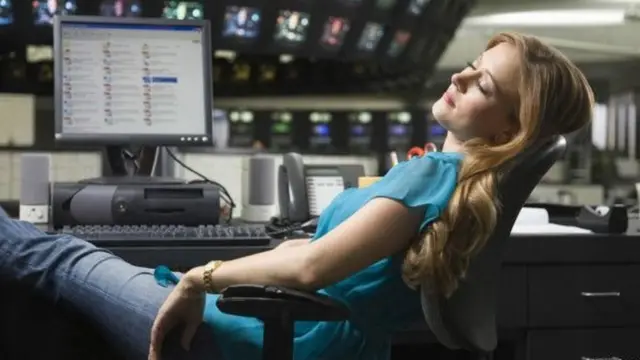 दफ़्तर में सोती महिला