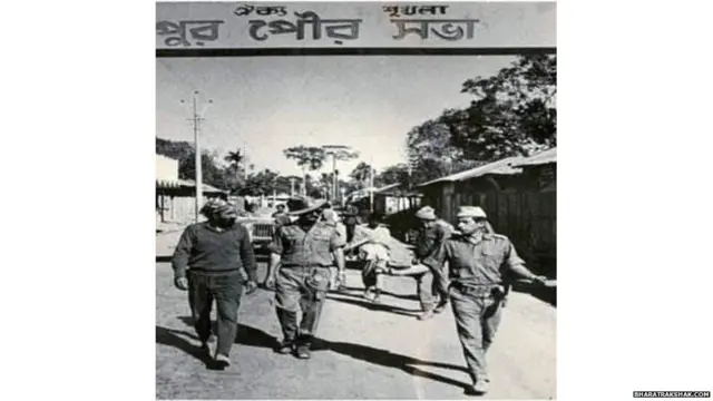 जमालपूरमध्ये प्रवेश करताना भारतीय सैन्य