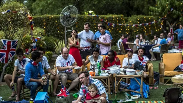 Britaniyalı mühacirlər, Kraliça II Elizabeth-in Brilyant Yubiley mərasimini Yeni Delhidə izləyirlər. "Tipik ekspat anlayışı - adətən qərbli kimi bilinir - dəyişir (Mənbə: Getty Images)