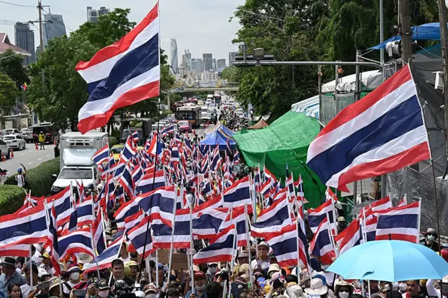 Người biểu tình Thái Lan tụ tập trước toà Nhà Chính phủ ở Bangkok sáng 19/6/2025, yêu cầu thủ tướng từ chức