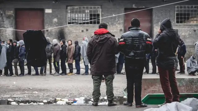 очередь беженцев в Белграде
