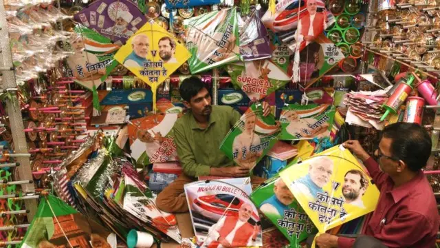 રાહુલ ગાંધી અને મોદીની તસવીરો ધરાવતી પતંગોની તસવીરો