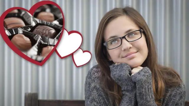 Chica soñando con chocolates