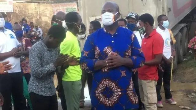 Des fidèles entonnent des chants pour ressusciter leur pasteur