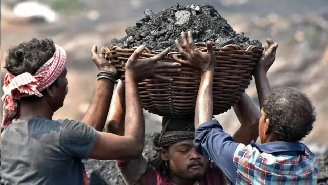 인도 자크핸드주 단바드 지역의 자리아 탄광 노동자들이 석탄을 운반하고 있다
