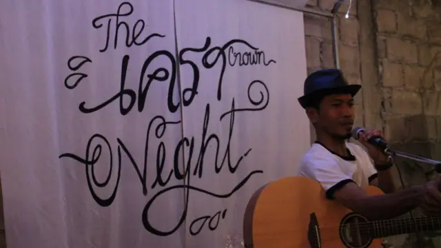 นักดนตรีเล่นในงานคราวไนท์