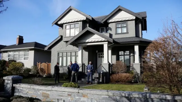 Meng'in Vancouver'da ailesine ait evinin önünde özel korumalar bekliyor