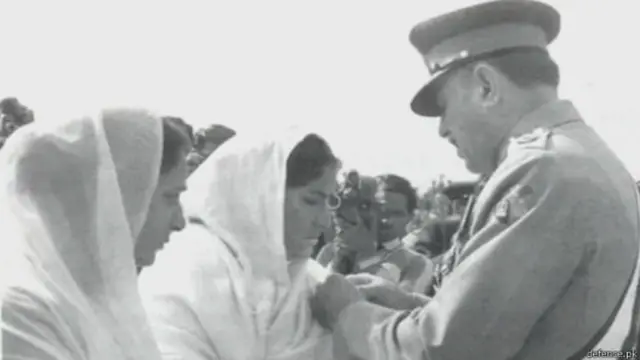 1965 போரில் வீர சாகசம் புரிந்ததற்கான மரணத்திற்கு பிந்தைய விருதை அதிபர் அயூப் கானிடம் இருந்து பெறுகிறார் பாகிஸ்தான் மேஜர் அஜீஜ் பட்டியின் மனைவி