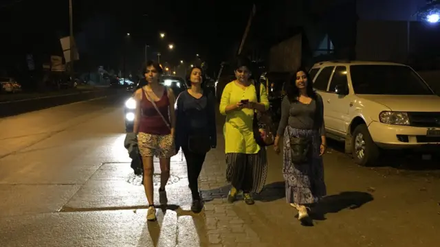 सड़क पर टहलतीं सेलीना जॉन, देवीना कपूर, अर्चना पटेल नंदी और नेहा सिंह